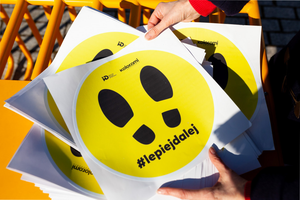 Akcja #lepiejdalej cieszy się dużym powodzeniem. Naklejki będą dostępne także w Skarżysku i Starachowicach