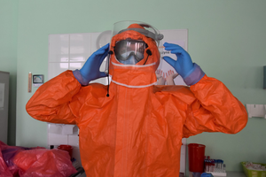 [FOTO] Żołnierze przy pacjentach. Czterech terytorialsów opiekuje się zakażonymi koronawirusem