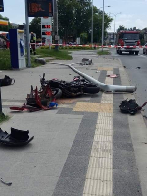 Wypadek przy al.Solidarności. Motocyklista w szpitalu