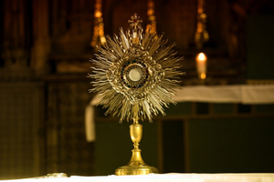 W wigilię Cudu nad Wisłą pomódlmy się przed Najświętszym Sakramentem