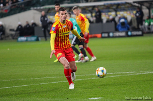 Niedawno spadek z Koroną. Teraz gra przeciwko Messiemu i Ronaldo