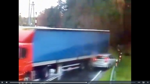 [WIDEO] O włos od tragedii. Kierowca tira uderzył w samochód osobowy