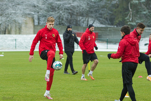 Młody stoper doleciał na zgrupowanie Korony