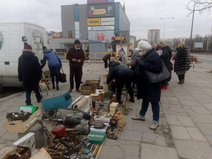 Giełda kolekcjonerska przy placu targowym. Można znaleźć dosłownie wszystko