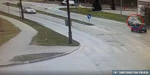 [WIDEO] Szarża pijanego seniora. Ściął znaki drogowe, rajd zakończył na latarni