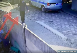 [WIDEO] Zgubił pieniądze obok radiowozu. Policjanci chcą mu oddać zgubę