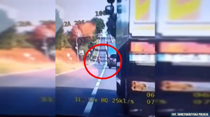 [WIDEO] Długa lista wykroczeń motocyklisty. Wyprzedzał na podwójnej ciągłej i na przejściu