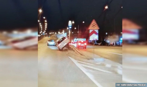 [WIDEO] Pijany kierowca w centrum miasta. Jechał po barierach energochłonnych