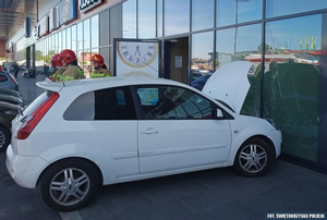 Zniszczona witryna sklepu i karoseria auta. Powodem… nieudane parkowanie