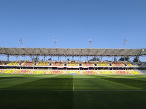 Suzuki Arena jest „żółto-czerwona”... na razie częściowo