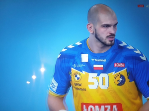 Szok! Łomża Industria gra w Barcelonie z zasłoniętym herbem Kielc! Dlaczego?  