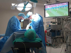 Mecz w trakcie operacji. Niecodzienna sytuacja w kieleckim szpitalu
