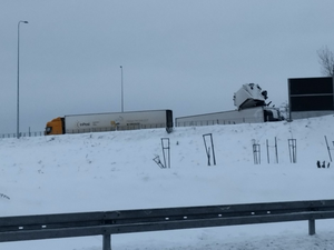 Wywrócona ciężarówka na 