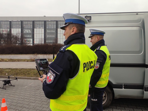Policyjna akcja o poranku. Dron nad ruchliwą ulicą