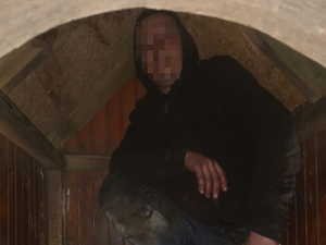 Pościg za pijanym kierowcą. Przed policją schował się… w psiej budzie