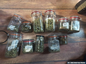 W słoikach zamiast przetworów trzymał… narkotyki
