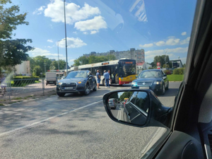 Autobus i osobówka zderzyły się na rondzie Giedroycia