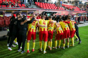 Korona Kielce kontra wicelider. Żółto-czerwone derby w ważnym dniu dla biało-czerwonych  