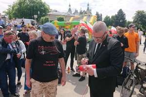 Grzegorz Braun podpisywał w Kielcach.... gaśnice
