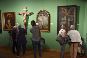 Eksponaty z różnych epok na wystawie o krzyżu w Muzeum Diecezjalnym