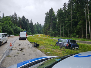 Zderzenie na leśnej drodze. Nie żyje kobieta
