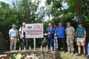 [FOTO] W Chęcinach upamiętniono tragicznie zmarłych rajdowców