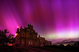 Czy zorza rozbłyśnie nad naszymi głowami? Dziś w nocy warto spojrzeć w niebo