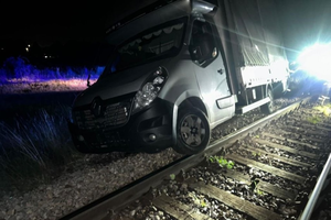 Kierowca pod wpływem narkotyków utknął na torach