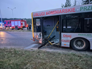 Wypadek z udziałem autobusu MPK i osobówki. Siedem osób w szpitalu