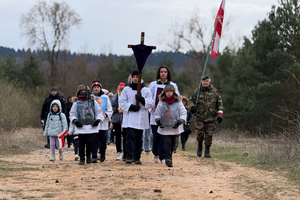 [FOTO] Modlitewna wędrówka z Białogonu na Brusznię w intencji ojczyzny