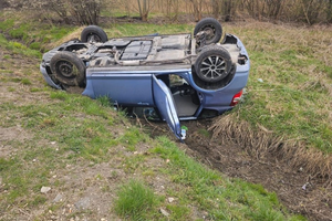 „Prawko” stracił po dwóch miesiącach. 18-latek, brawura i dachowanie