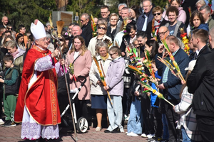 Biskup Andrzej Kaleta poświęcił palmy na Ślichowicach. Była uroczysta procesja i… osiołek