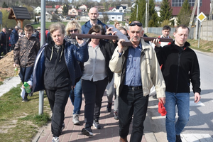 Niezwykła Droga Krzyżowa w Bęczkowie. Modlili się o wolność od nałogów
