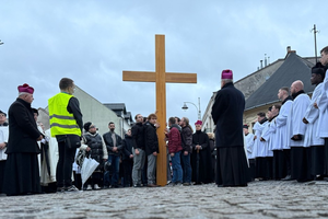 [FOTO+WIDEO] Tłumy na ulicach Kielc – 25. Miejska Droga Krzyżowa za nami