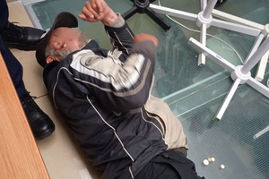 Kompletnie pijany wtargnął do Urzędu Miasta i… zasnął