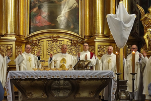 Biskup Jan Piotrowski w Wielki Czwartek: Eucharystia nas karmi i daje siłę