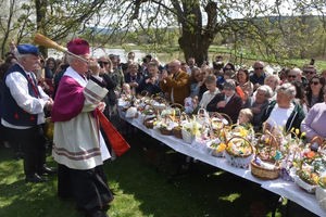 [FOTO] Biskup Marian Florczyk przyjechał na bryczce i poświęcił pokarmy w Ciekotach