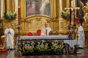 Biskup Jan Piotrowski modlił się za zmarłego papieża Franciszka