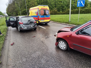 Dwa auta zderzyły się na ul. Łódzkiej. Seniorka w szpitalu
