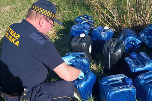 Prawie 50 pojemników wypełnionych amoniakiem i chlorem na jednej z działek w Kielcach