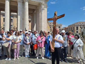 Pielgrzymi z diecezji kieleckiej w Rzymie. Jest z nimi Biskup Kielecki Jan Piotrowski