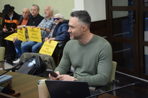 Maciej Bursztein nie straci mandatu radnego