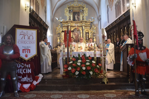 Biskup Jan Piotrowski na jubileuszu Chęcin: Twórzcie piękną historię miasta