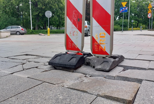 Niekończąca się opowieść. Fragment placu Moniuszki w fatalnym stanie