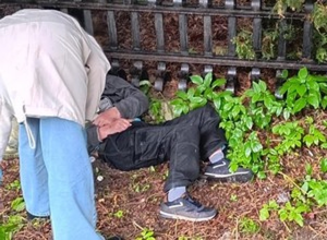 Mężczyzna leżał na parkingu, pomogła policjantka w drodze na służbę