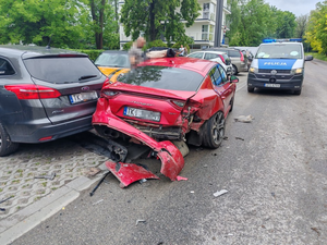 Zderzenie podczas wyjeżdżania z parkingu. Uszkodzone trzy auta