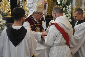 Święcenia kapłańskie w Jędrzejowie. Udzielił ich biskup Jan Piotrowski