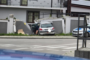 Zasnął za kierownicą i wjechał w ogrodzenie