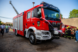 Ochotnicy z Kostomłotów Drugich z nowym wozem strażackim