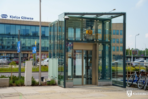 Winda przy wejściu do tunelu od strony ul. Sienkiewicza już działa